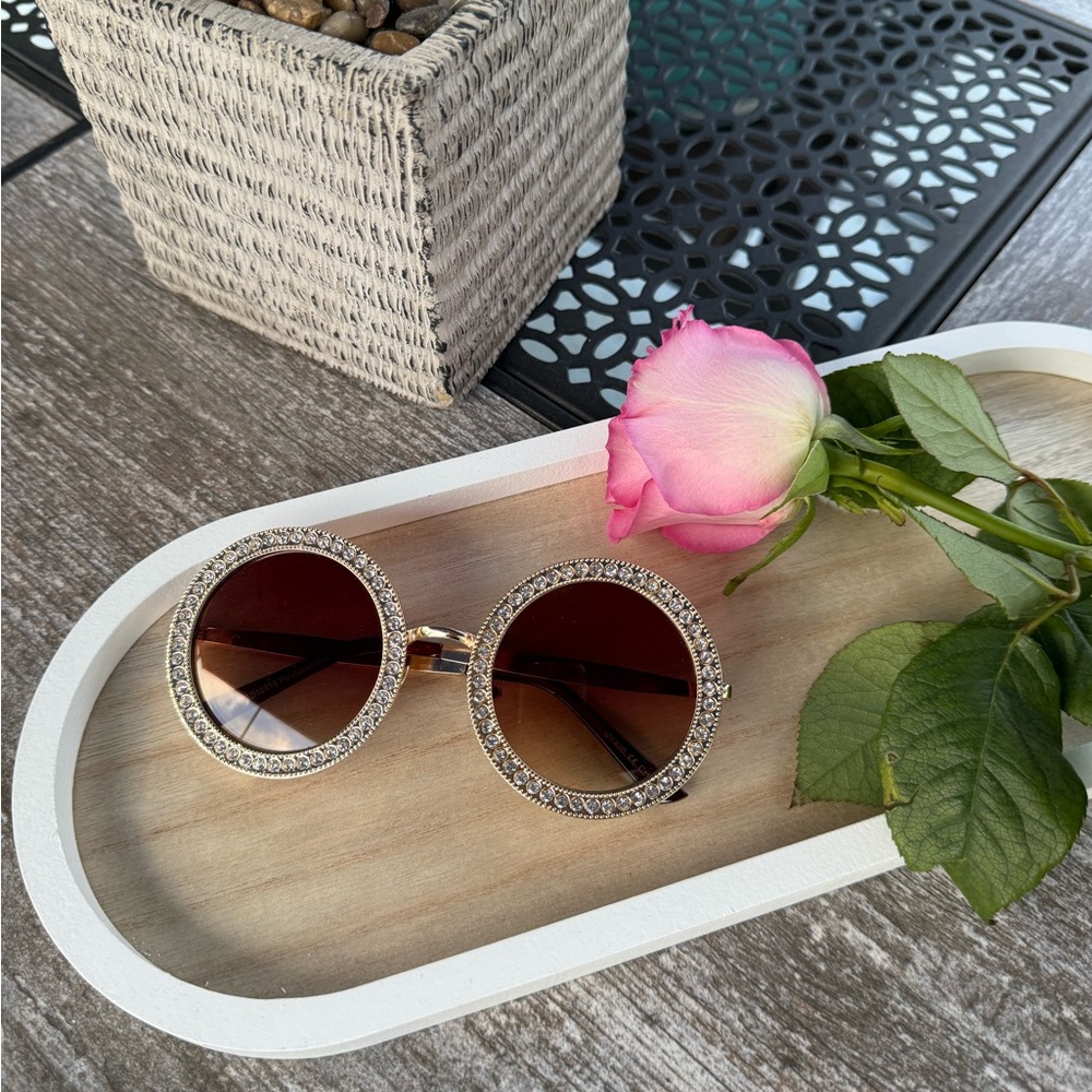 Elegant Crystal-Embellished Sunglasses🤍